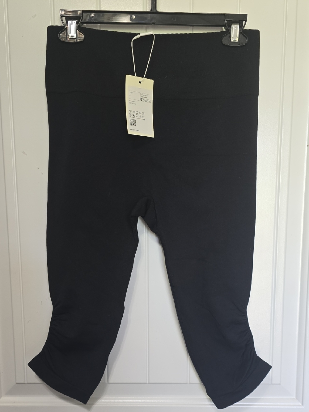 HALARA Black Capri Leggings with Wide Waistband